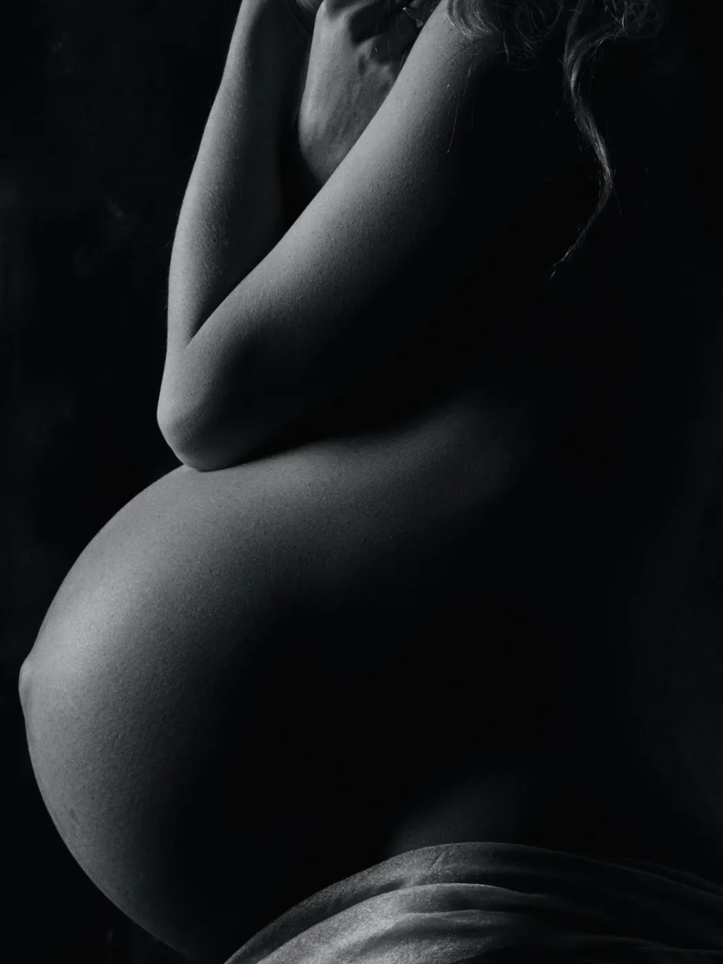 Black-and-white profile of a pregnant woman